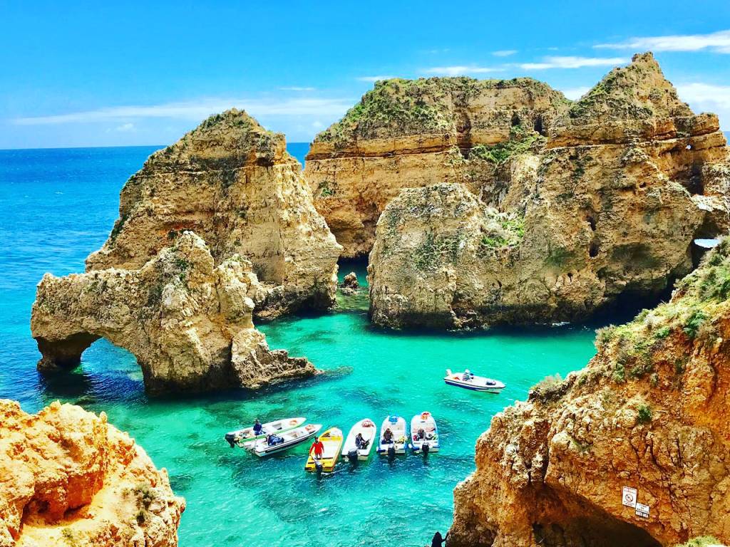 As falésias surreais do Algarve, na Ponta da Piedade, arredores de Lagos