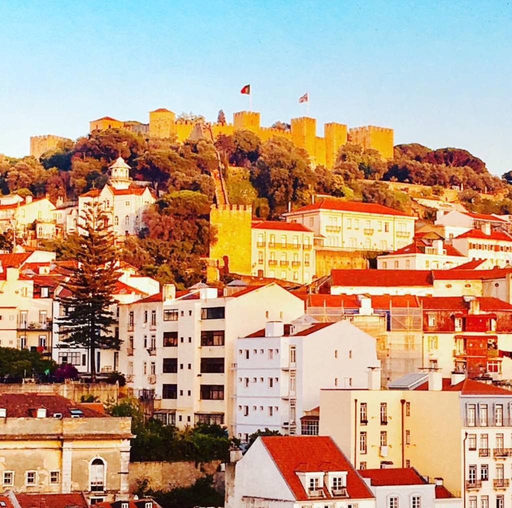 Castelo de São Jorge, Lisboa, Portugal O Castelo de São Jorge, em Lisboa, ao pôr do sol: cadê inverno?