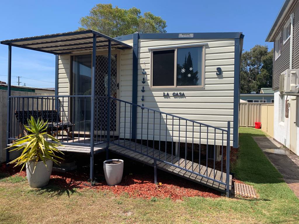 Casinha fofa estilo cabine, feita de contêiner reciclado, instalada no jardim de uma anfitriã do AirBnb: um jeito criativo e confortável de se hospedar, pelo preço de um motel xexelento. Crédito: