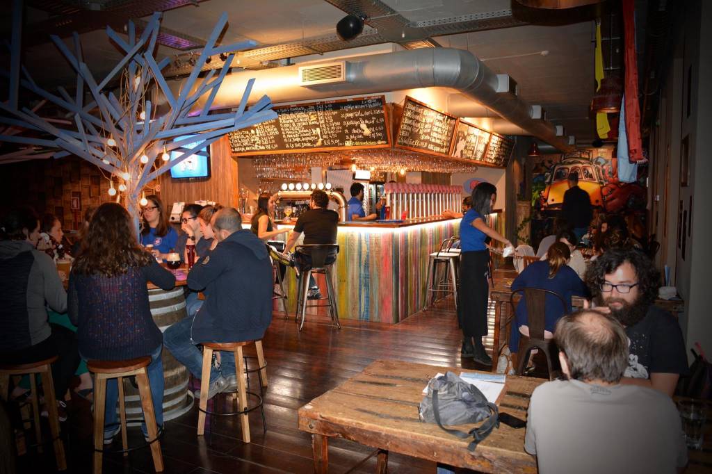 O ambiente do Delirium Café, no Chiado: 25 torneiras e um vasto repertório de cervejas
