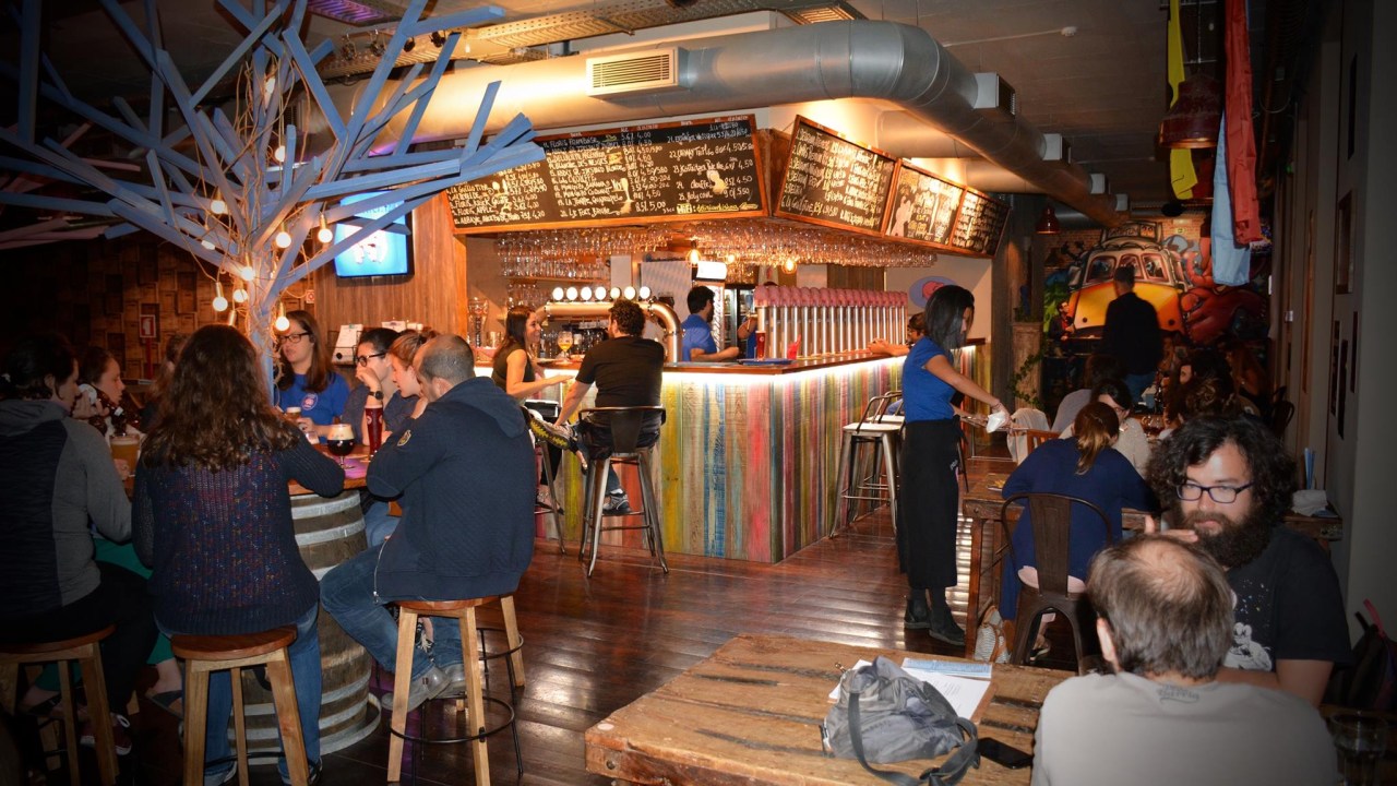O ambiente do Delirium Café, no Chiado: 25 torneiras e um vasto repertório de cervejas