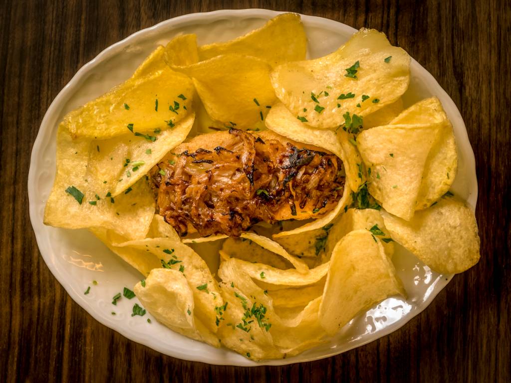 Bacalhau à minhota da Casa do Bacalhau: cebolas e batatas fritas