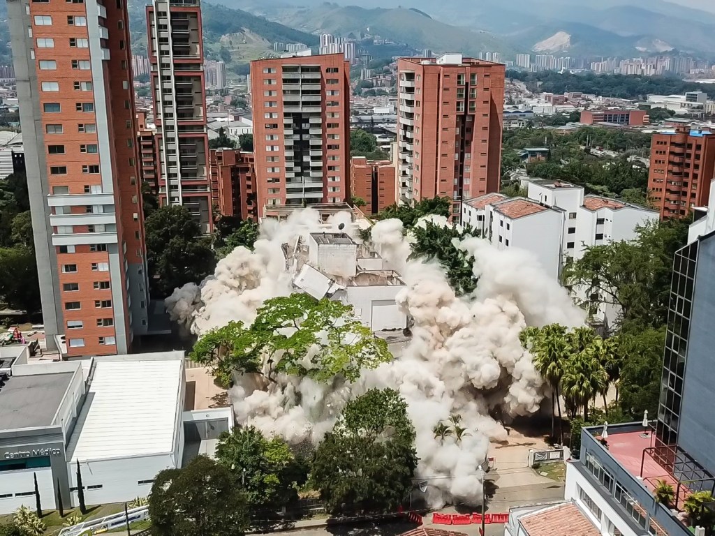 Impolsão do Edifício Mônaco, antiga residência de Pablo Escobar. Medellín, Colômbia.