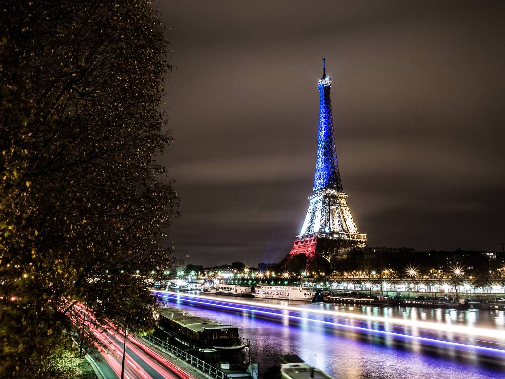 Torre Eiffel iluminada com as cores da bandeira da França, Paris, França
