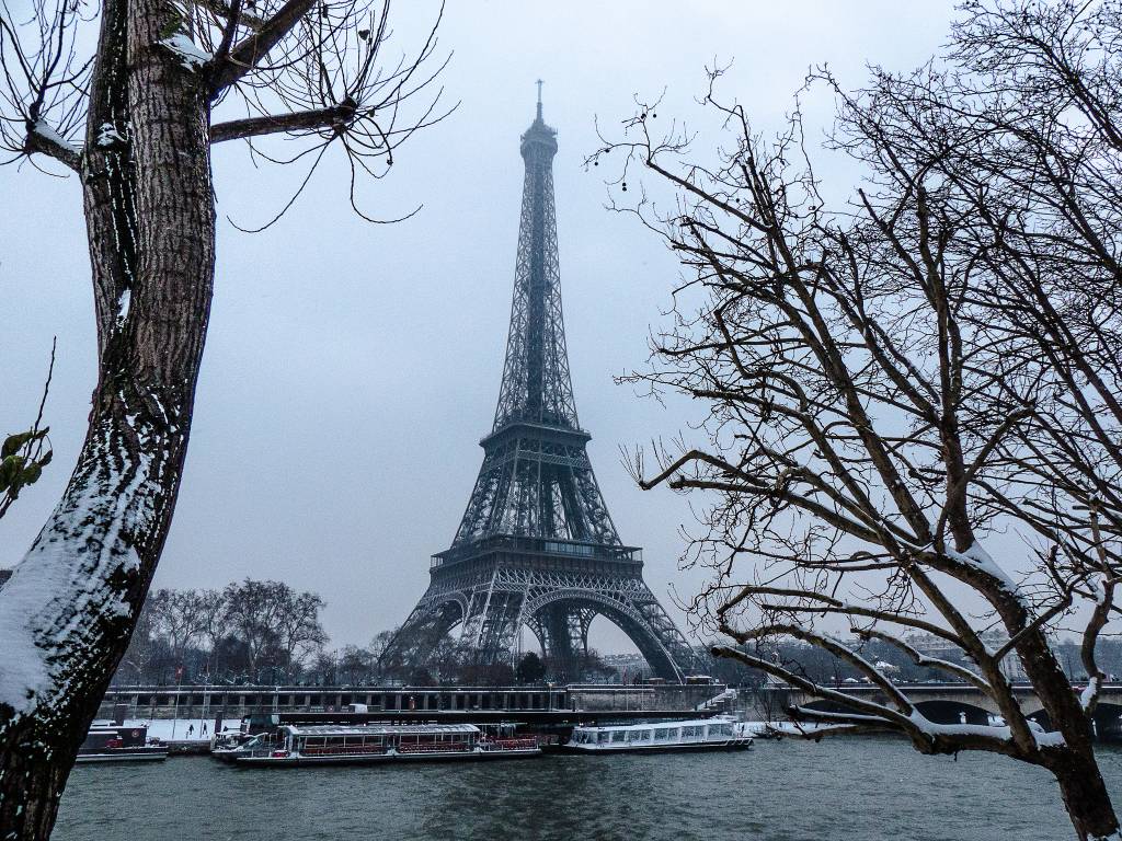 Torre Eiffel vista de longe com neve, Paris, França