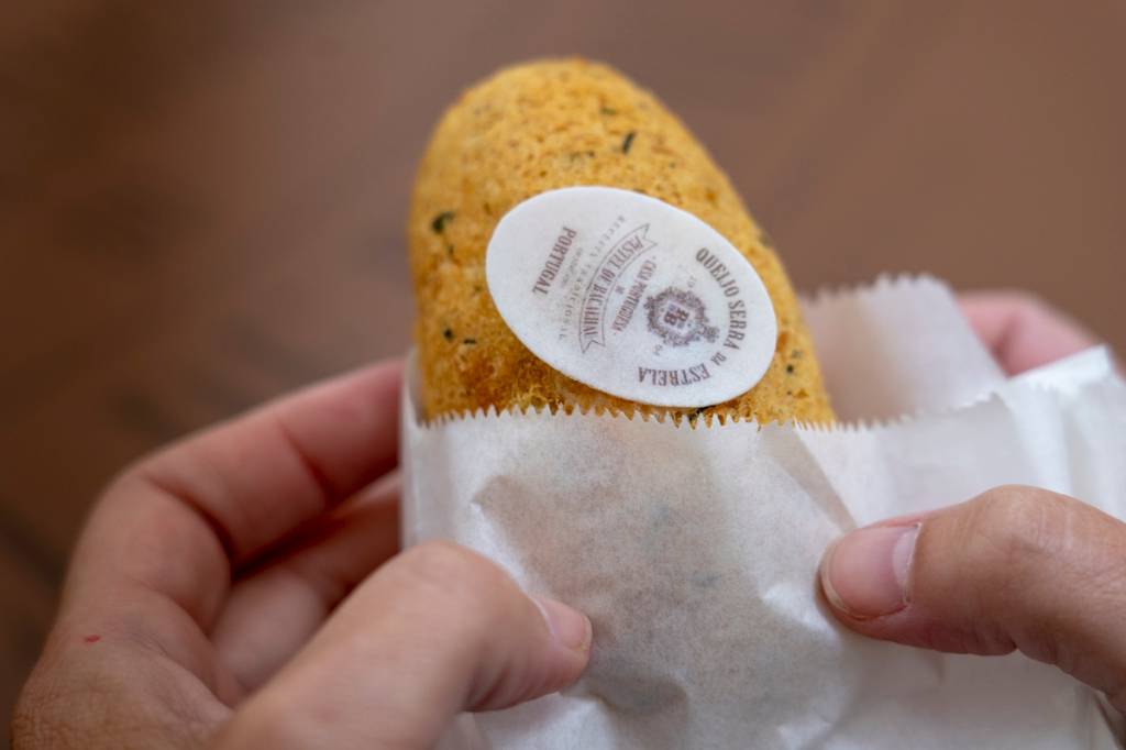 Casa Portuguesa do Pastel de Bacalhau 5 Recém-saído do balcão: crocante e com