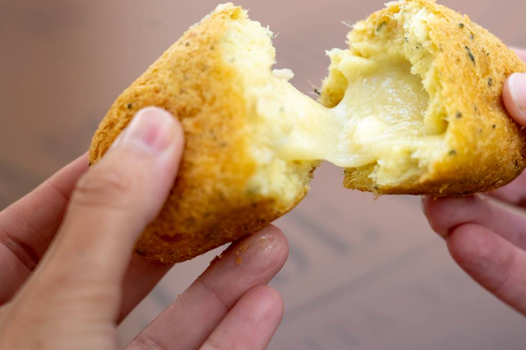O controverso pastel de bacalhau: quentinho, com o queijo derretendo
