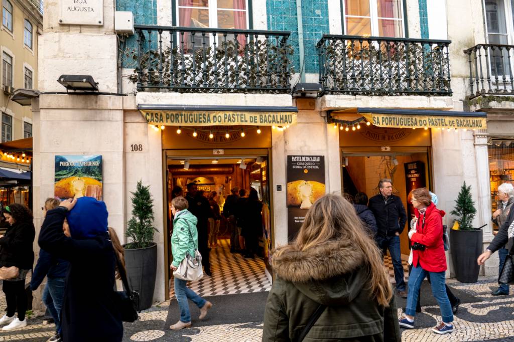 Casa Portuguesa do Pastel de Bacalhau 4 A fachada da loja da Baixa em Lisboa: entra e sai constante