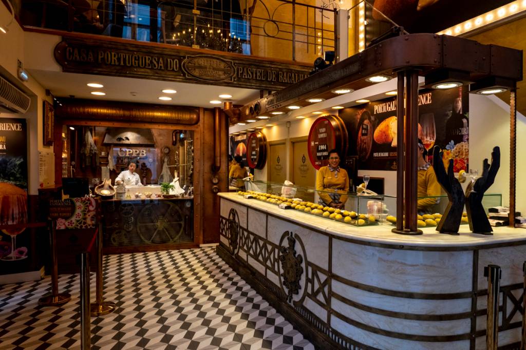 Casa Portuguesa do Pastel de Bacalhau 2 O balcão da loja de Lisboa num raro momento vazio: cara antiguinha
