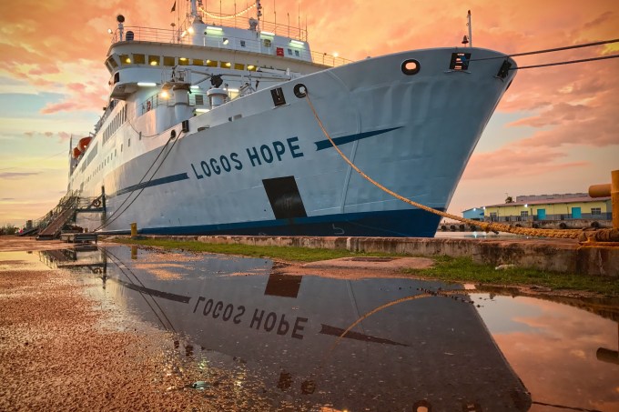 Navio Logos Hope