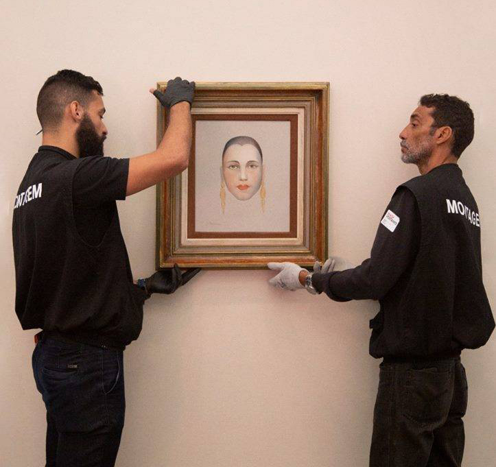 Montagem da exposição de Tarsila do Amaral no MASP