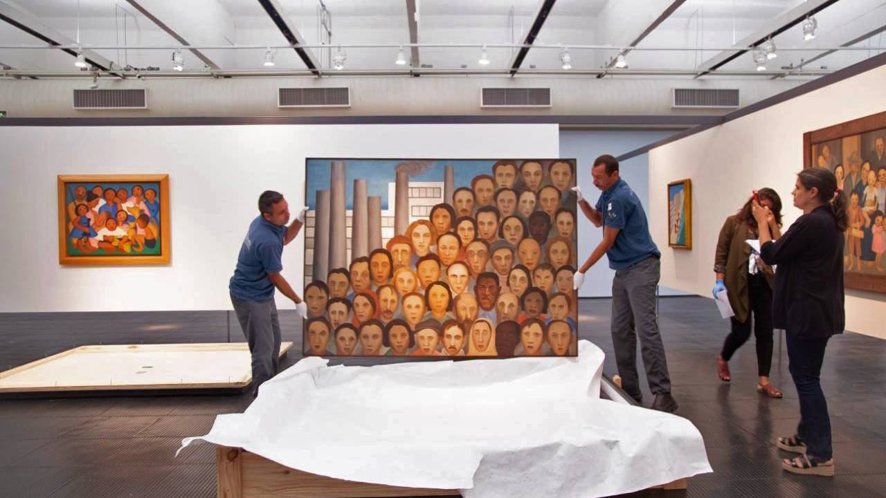 Quadro Operários de Tarsila do Amaral sendo colocado no MASP, São Paulo