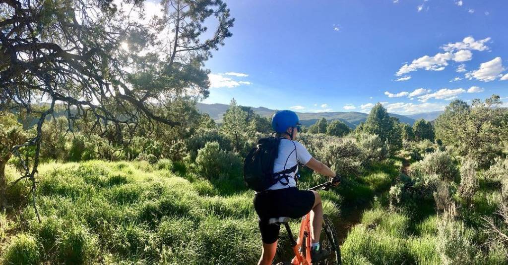 Bicicleta nas trilhas do Hanging Lake, Colorado, Estados Unidos