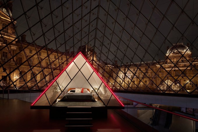 Acomodação dentro da pirâmide do Museu do Louvre, em Paris