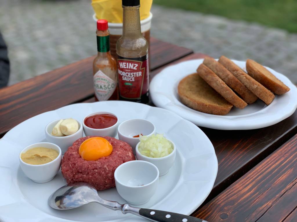 Steak tartar "desconstruído" da cervejaria do monastério de Břevnov: uma das delícias da cozinha tcheca.