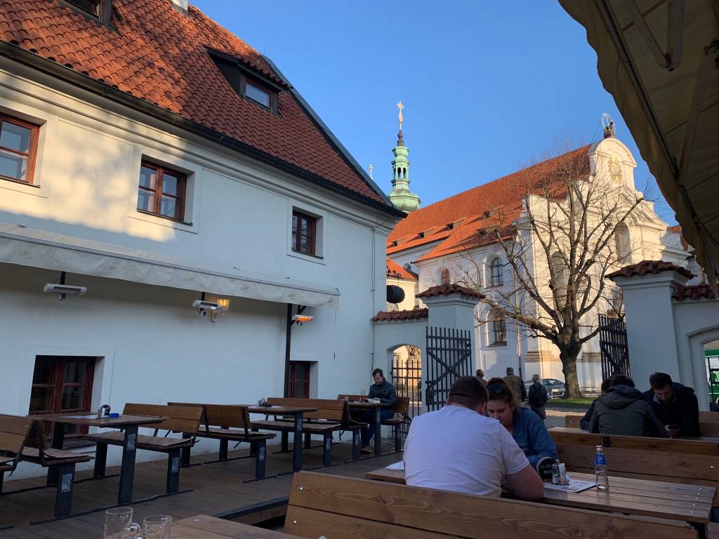 Beer garden da cervejaria do mosteiro de Strahov: menos incrível que o "concorrente", mas bem pertinho do castelo.