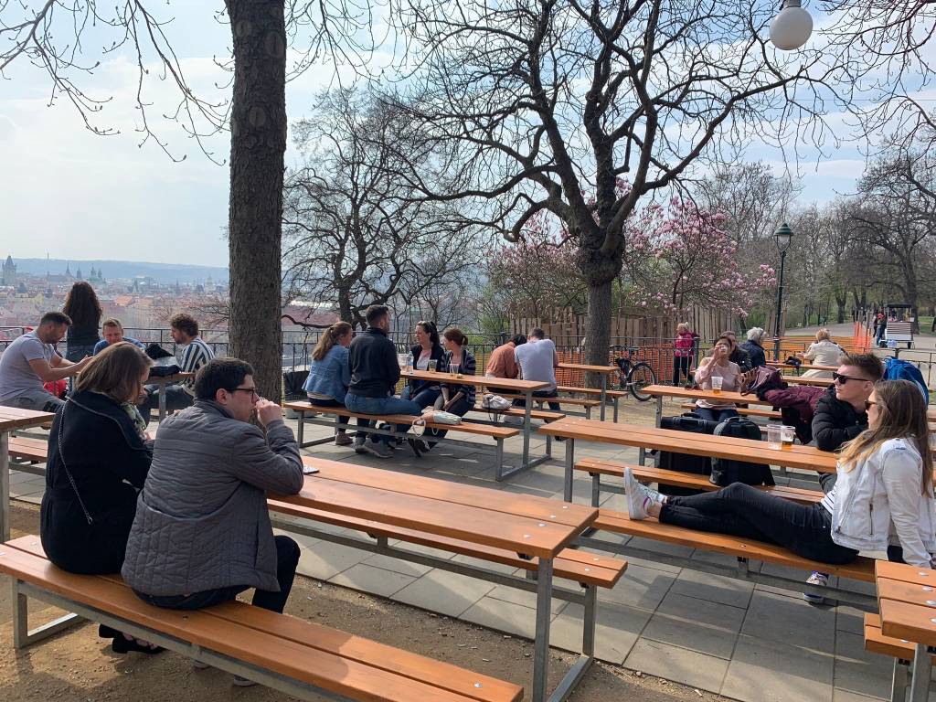 Mesonas de tavernas e beer gardens: a regra é compartilhar.