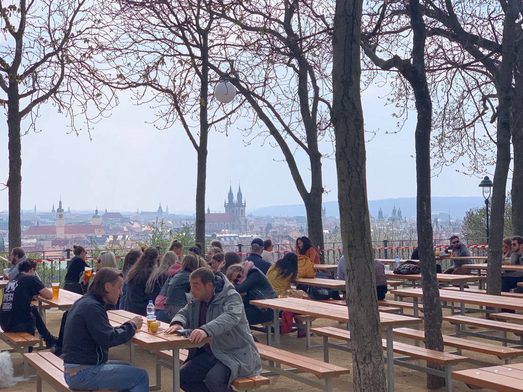 O beer garden mais espetacular de Praga, no parque Letná: é pra lá que você vai em um dia de sol.