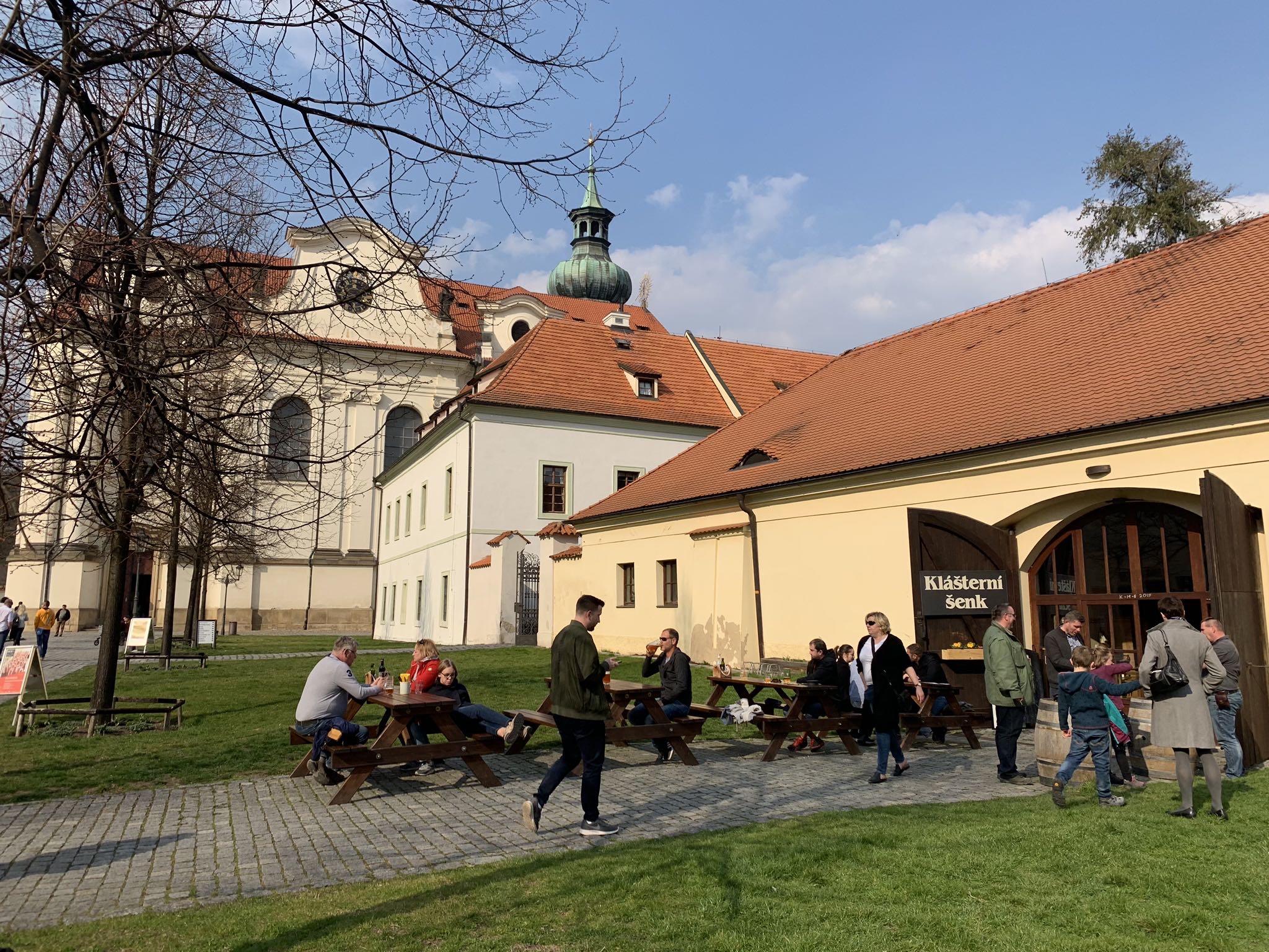 Beer garden da cervejaria do monastério de Břevnov (ao fundo você vê o edifício barroco), considerada a mais antiga do país.