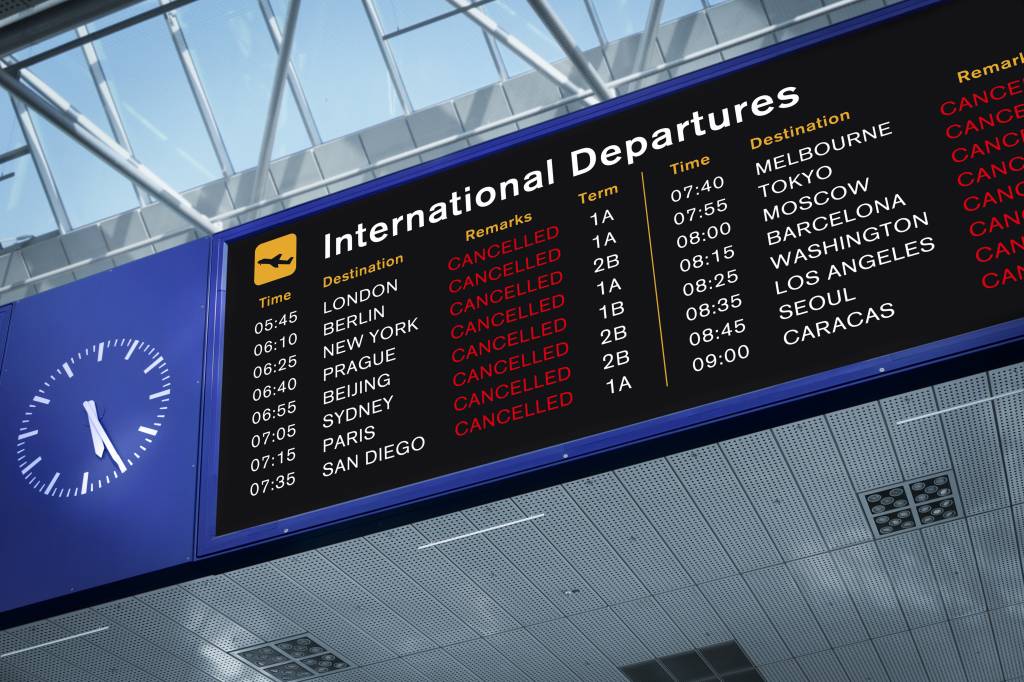 Painel do aeroporto com voos cancelados Painel voos