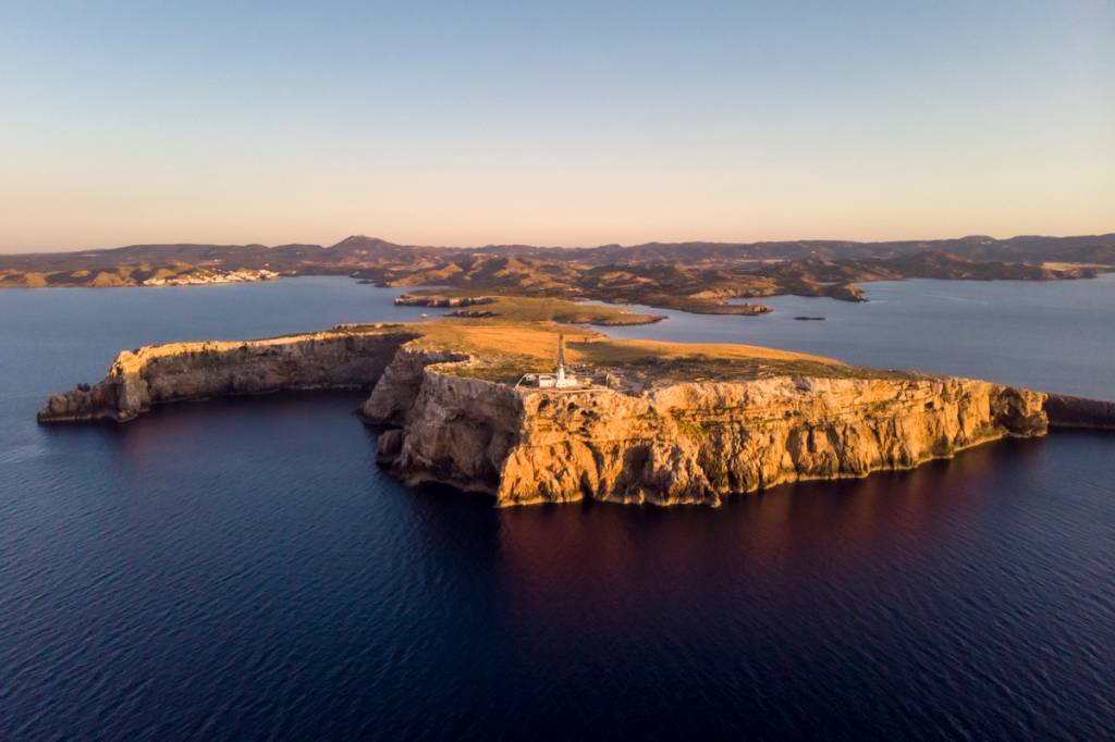 Cabo de Cavalleria, o melhor camarote com ala VIP para ver o sol desaparecer no mar em Menorca
