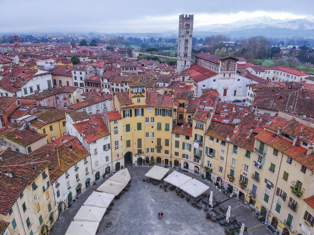 A Piazza dell'Anfiteatro, em Lucca, é uma graça