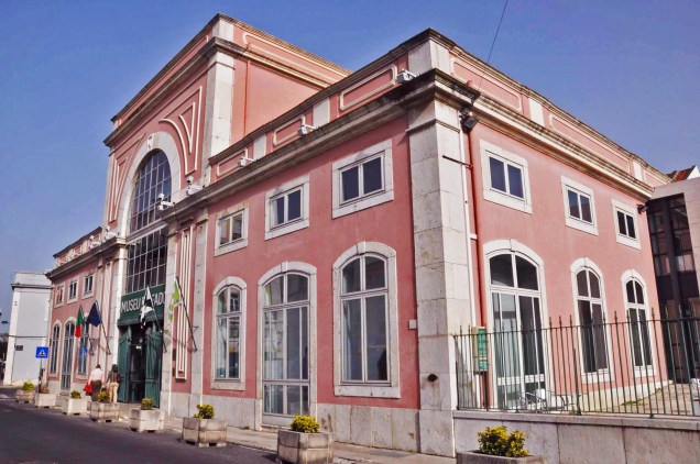 O fado é a trilha sonora de Lisboa. A música poética e melancólica ganhou um museu multimídia onde é possível ouvir as antigas e famosas vozes de cantores portugueses O fado é a trilha sonora de Lisboa. A música poética e melancólica ganhou um museu multimídia onde é possível ouvir as antigas e famosas vozes de cantores portugueses