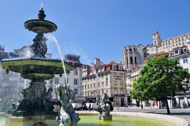 A Praça do Rossio abriga uma estátua de Dom Pedro I, duas fontes e o Teatro D. Maria II. A típica calçada portuguesa, com pedras azuis e brancas, lembram as ondas do mar A Praça do Rossio abriga uma estátua de Dom Pedro I, duas fontes e o Teatro D. Maria II. A típica calçada portuguesa, com pedras azuis e brancas, lembram as ondas do mar