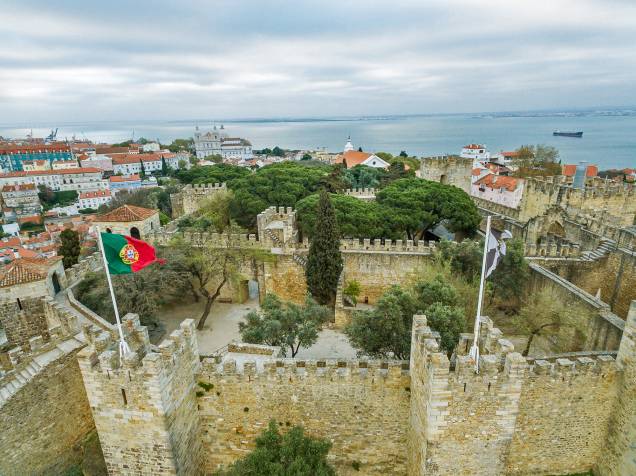 Fundado pelos muçulmanos no século 10, o Castelo de São Jorge fica na colina mais alta de Lisboa. Das suas muralhas tem-se uma das melhores vistas do centro histórico e do Rio Tejo