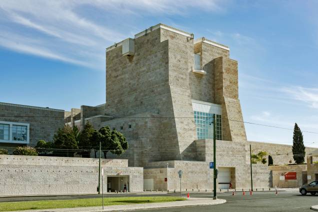 O Centro Cultural Belém promove espetáculos de teatro, dança e música. Seu museu reúne obras de Dali, Francis Bacon e Andy Warhol