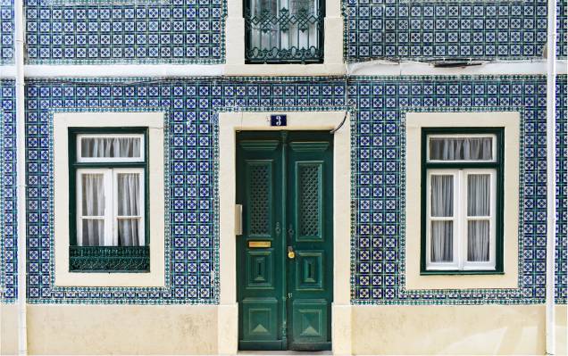 Esparramada pelas colinas que ladeiam o lendário Rio Tejo, Lisboa tem telhados vermelhos e azulejos coloridos; e becos e ruelas que guardam preciosidades de um rico passado. O nosso próprio passado