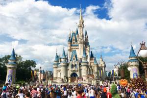 A multidão em frente ao castelo da Cinderela será uma das únicas que você terá que driblar, no Magic Kingdom, Orlando, EUA