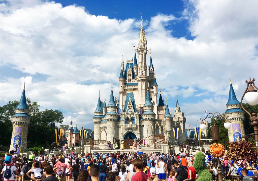 Multidão em frente ao Castelo da Cinderela no Magic Kingdom, Orlando, EUA