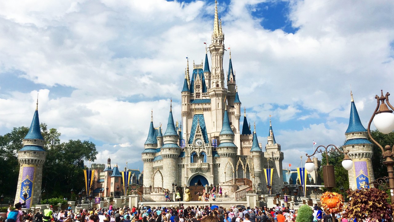 Multidão em frente ao Castelo da Cinderela no Magic Kingdom, Orlando, EUA