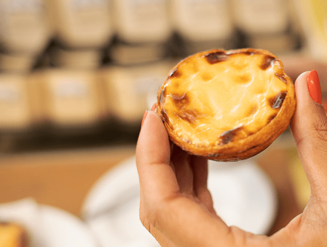 O pastel de nata, com massa folhada e recheio cremoso servido quente, é o doce mais famoso do país. A receita original é segredo da doceira Pastéis de Belém aberta em 1837 O pastel de nata, com massa folhada e recheio cremoso servido quente, é o doce mais famoso do país. A receita original é segredo da doceira Pastéis de Belém aberta em 1837