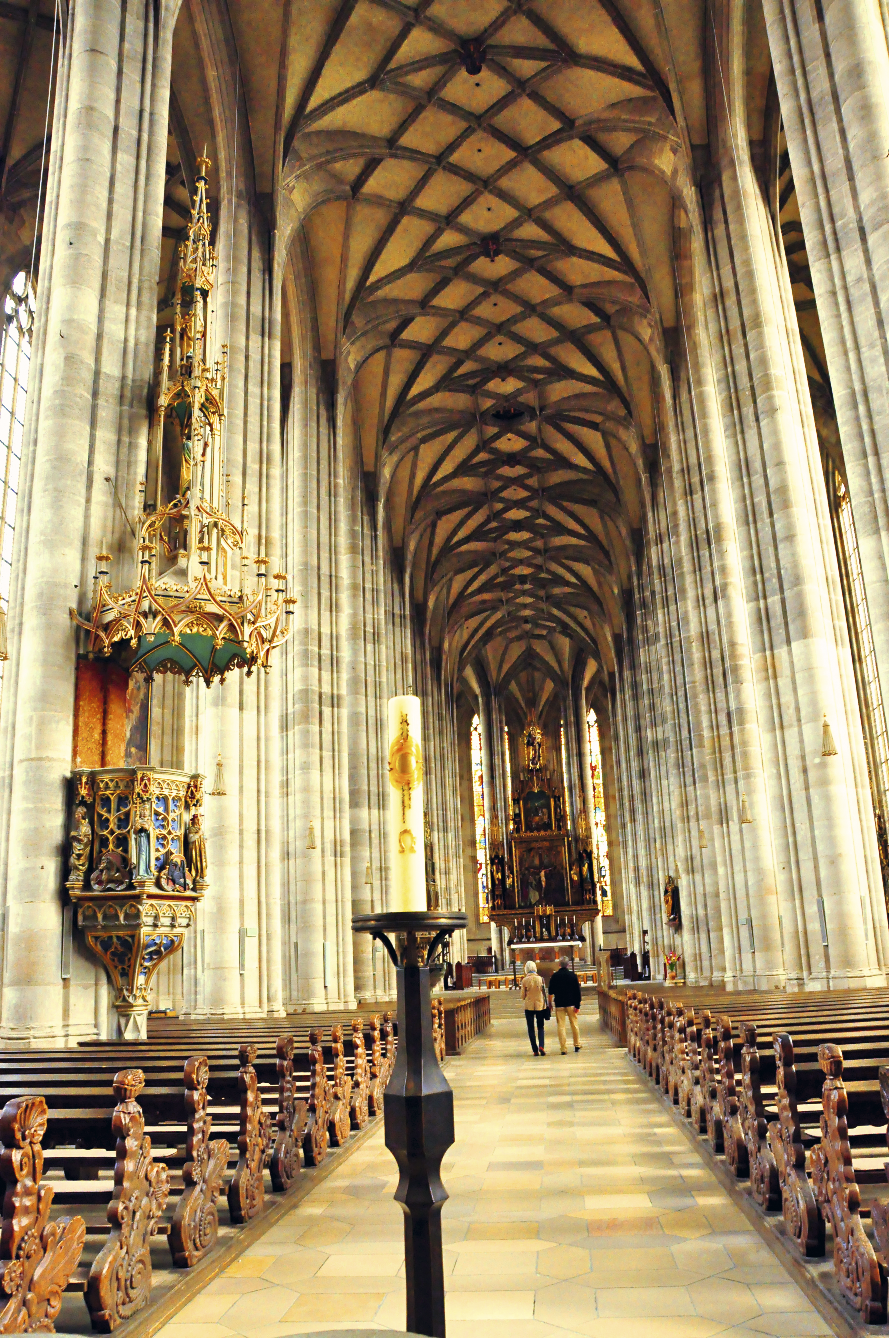 Interior da igreja gótica Münster St. Georg, em Dinkelsbühl. Alemanha