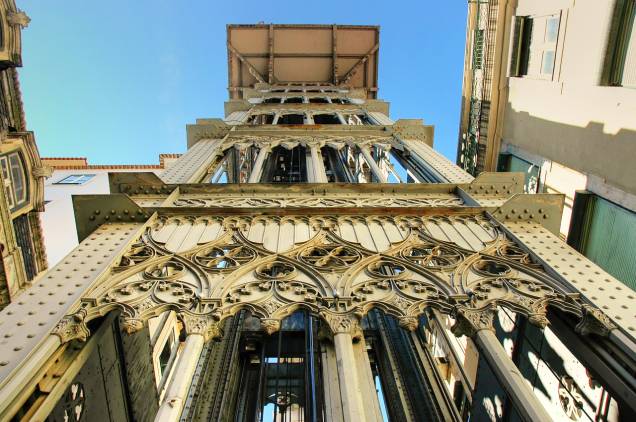 Com bela estrutura neogótica, o Elevador de Santa Justa sai da Baixa, sobe 45 metros de altura até chegar ao Largo do Carmo