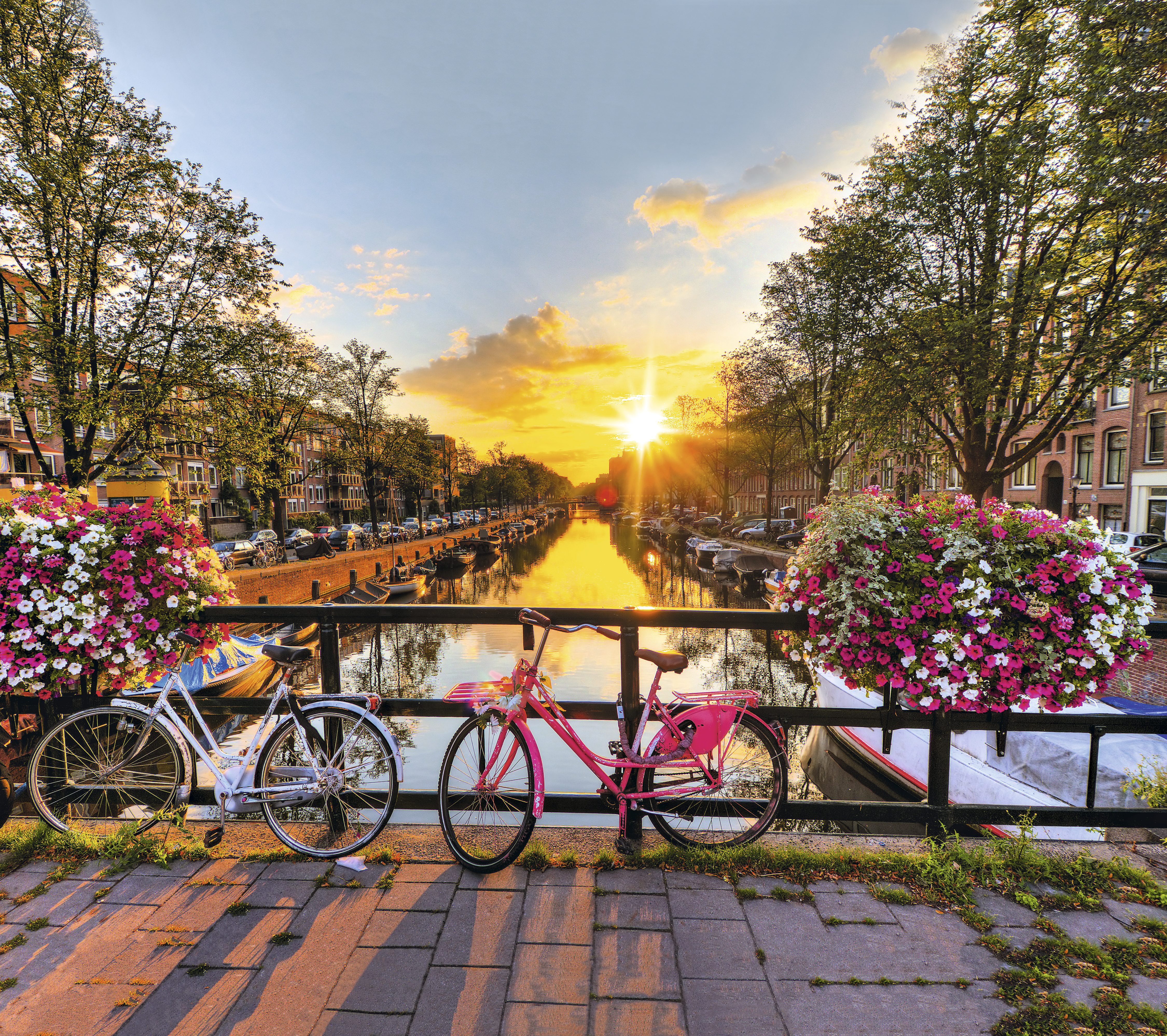 Clássicos de Amsterdã: bikes, barcos, pôr do sol e um canal. Crédito:
