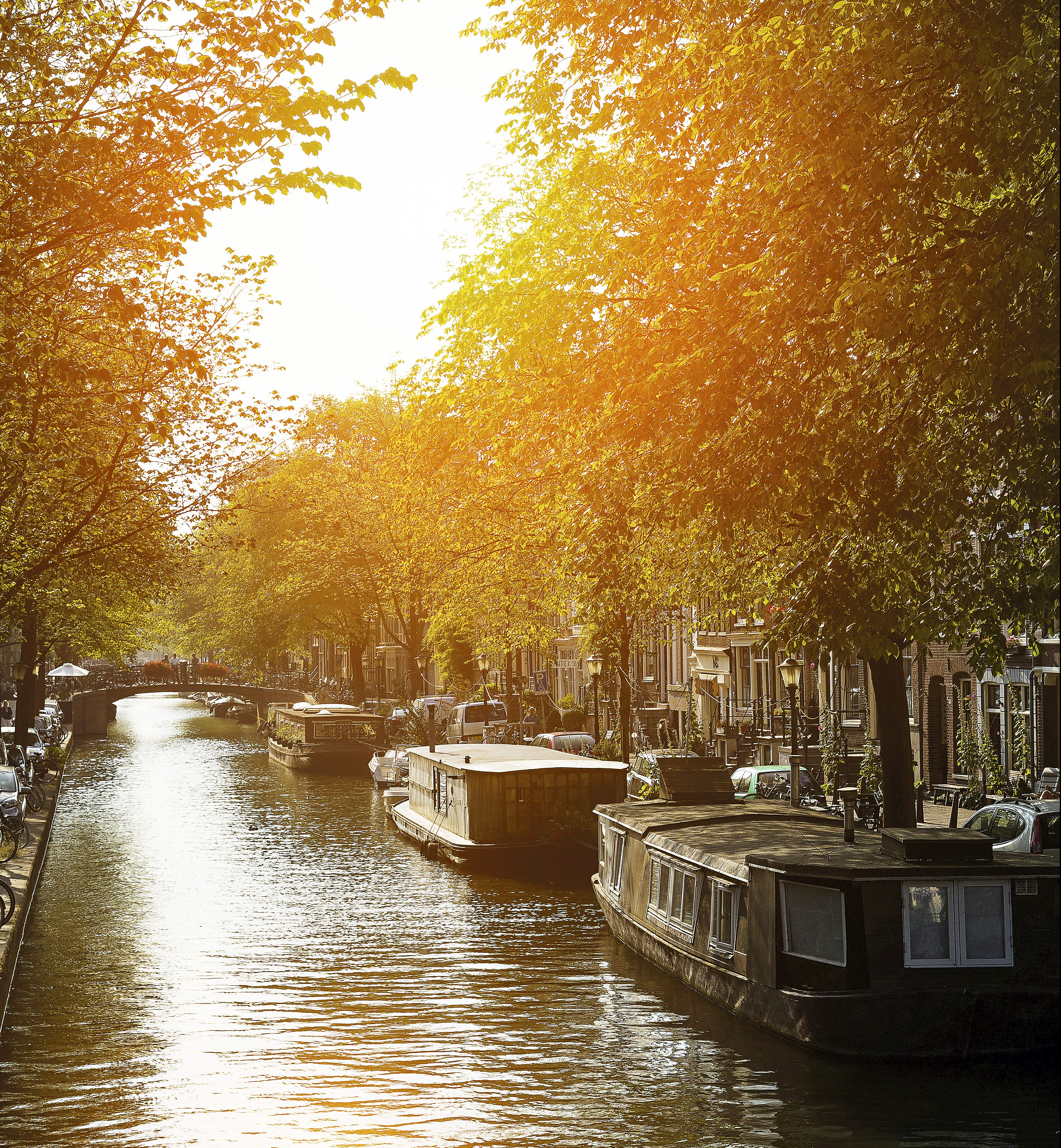 Casas flutuantes - e com vistão - nos canais de Amsterdã. Crédito: