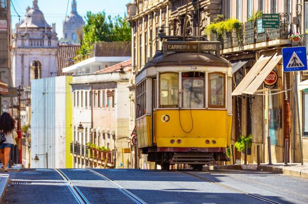 O clássico bondinho amarelo da linha 28, forrado de madeira, percorre os bairros históricos da cidade, em um verdadeiro city tour