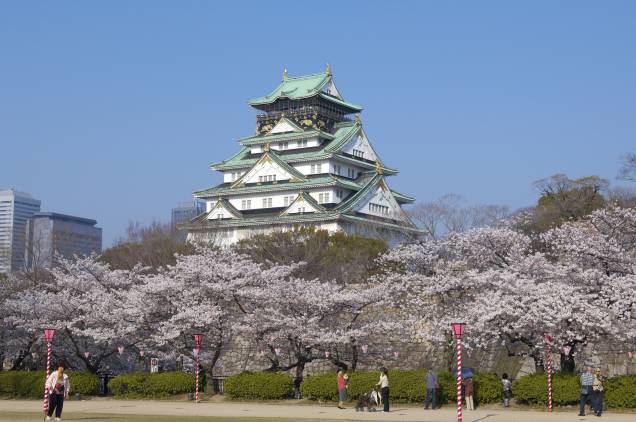 Castelo de Osaka e cerejeiras, que florecem entre o fim de março e início de abril