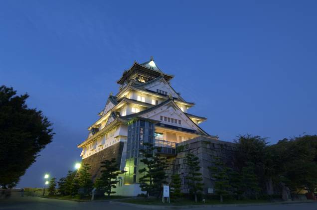 Castelo de Osaka de noite