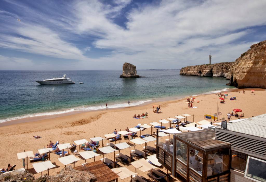 O restaurante Rei das Praias tem uma sala virada para o mar.