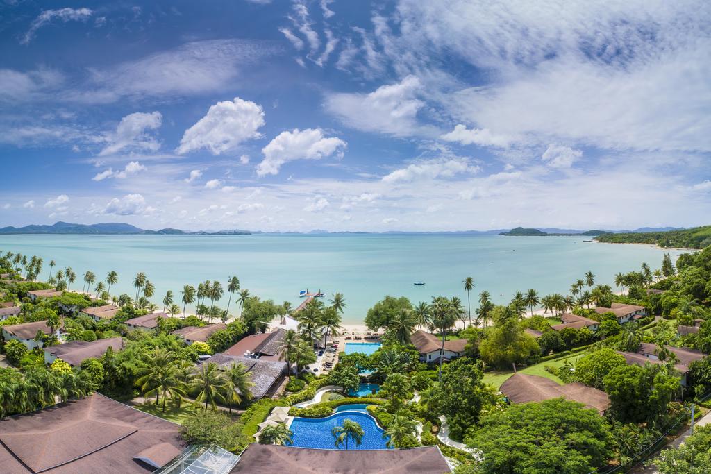 O hotel The Village Coconut Island Beach Resort fica na beira do mar