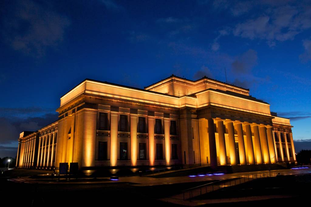 Fachada iluminada do War Memorial Museu, em Auckland, Nova Zelândia