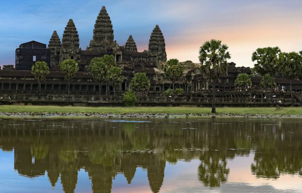 Templo de Angkor Wat, situado 5,5 km a norte da cidade de Siem Reap no Camboja