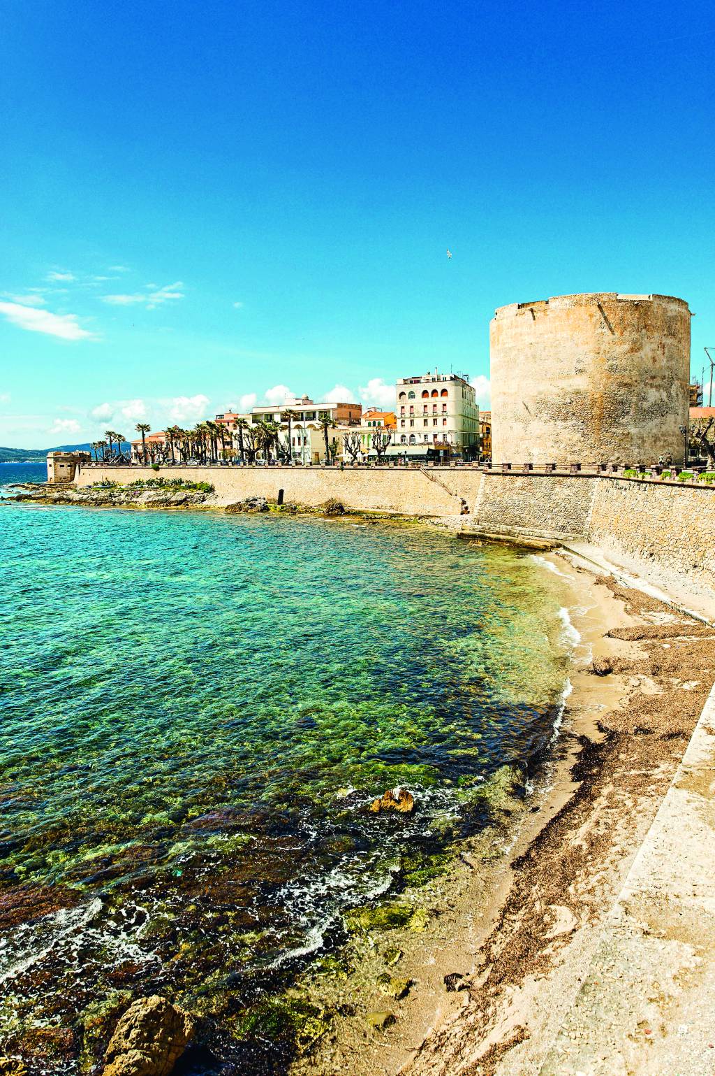 Alghero, a "pequena Barcelona", e a muralha banhada pelo Mediterrâneo. Crédito: