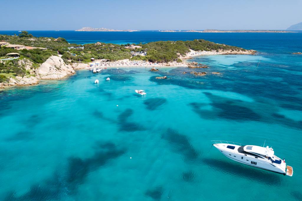A Costa Esmeralda impressiona pela água turquesa e transparente. Crédito: