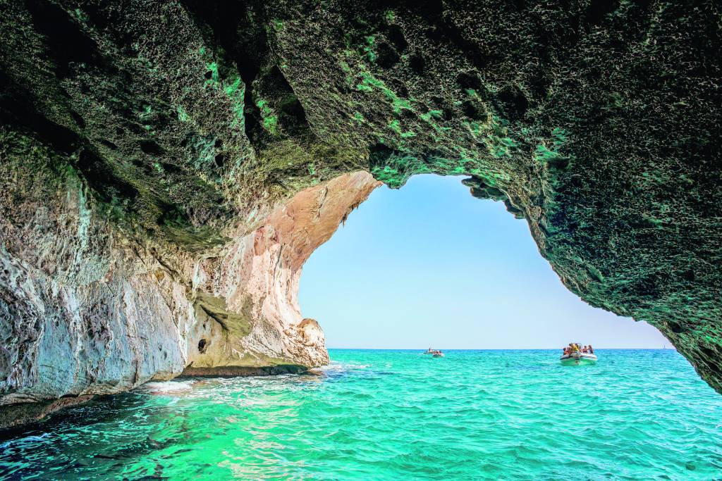 Na Cala Gonone, no Golfo di Orosei, dá para alugar botes, sair de capitão e chegar a outros lugares lindos. Crédito: