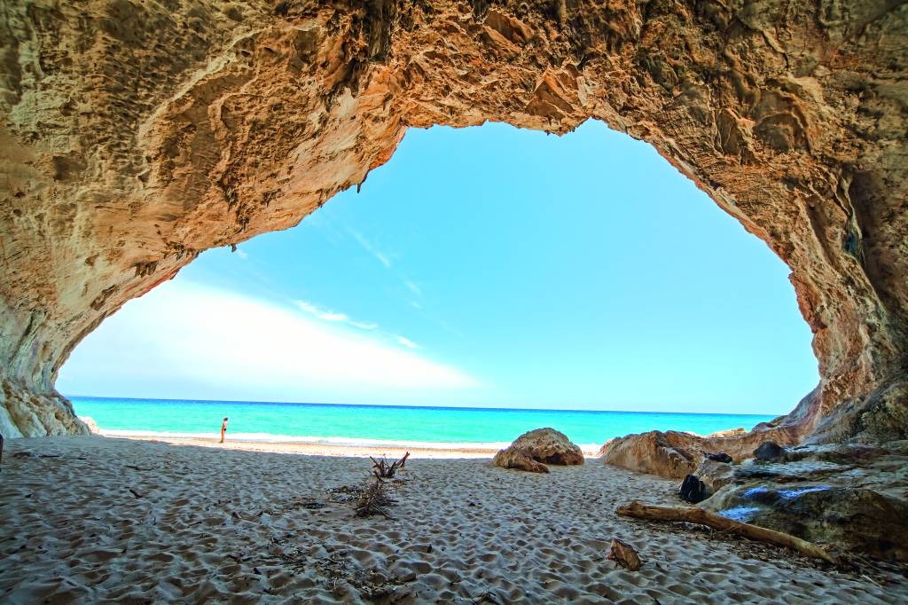 Cena de cinema da Cala Gonone, uma das praias mais cheias de cavernas do Golfo di Orosei. Crédito: